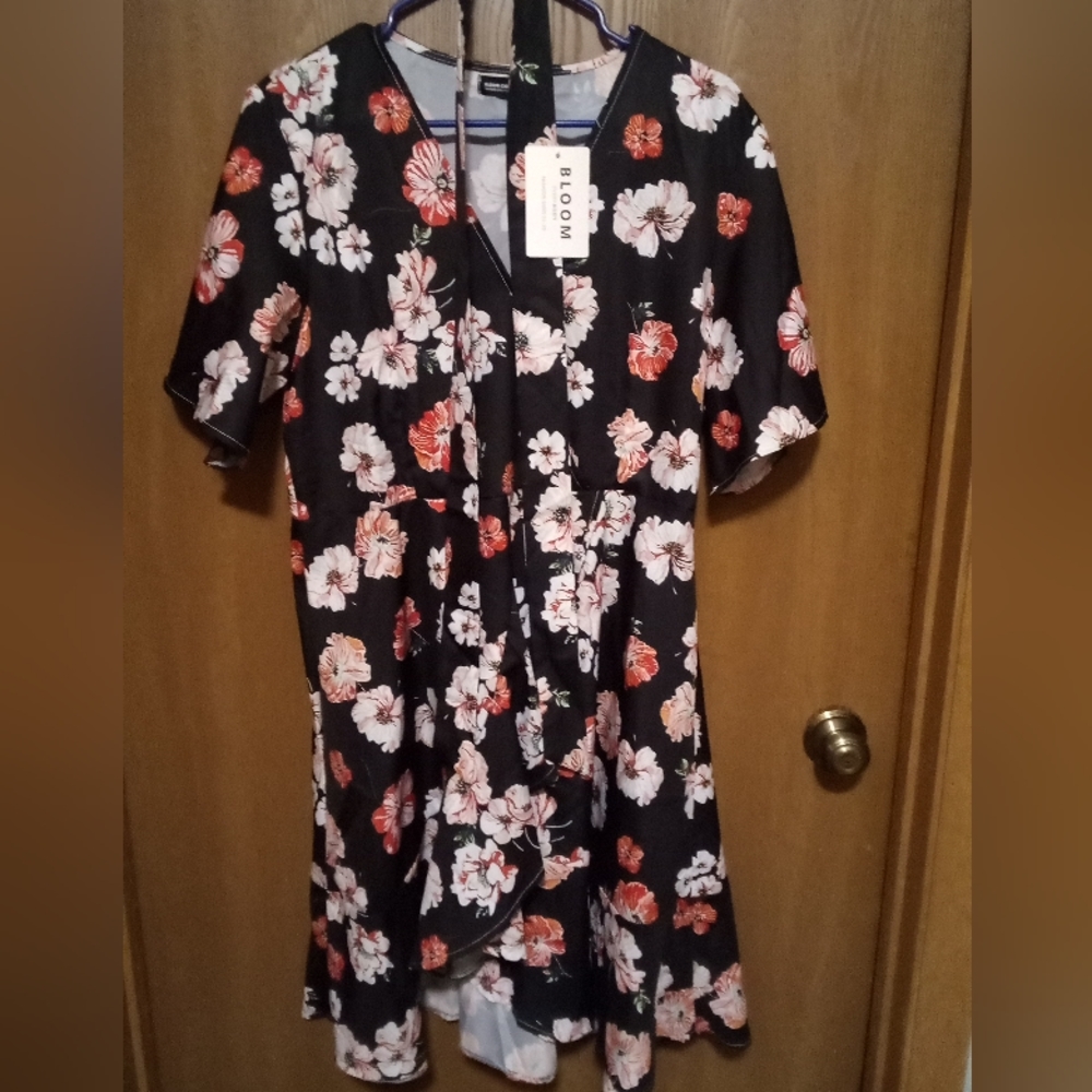Bloom chic black floral short sleeve dress size 14